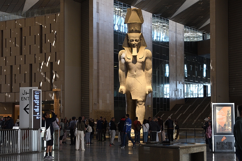 04 MAK_7007.jpg - Nell'ingresso la statua di Ramses II (noto anche come Ramsete II) alta 11 metri.